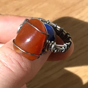 Handgjort ring - Handgjort ring med äkta karneol-kristall, passar på mina pek och långfinger (jag har ofta size m i ringar), för mått eller annan fråga skriv ett dm😊
