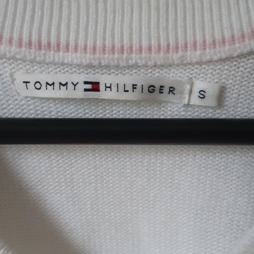 En Tommy Hilfiger tröja säljes i storlek S. Fick den av en kompis men har alldriganvänt den så därför säljes den. Säljer den för 150 kr och 48 kr frakt.             Är du intresserad eller undrar något så tveka inte att kontakta mig.♡. Toppar.