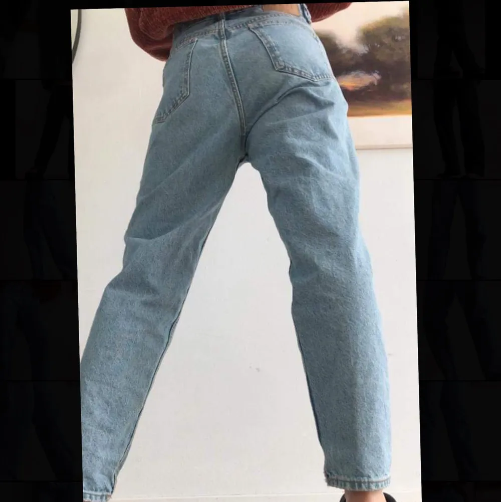Säljer ett par jättefina jeans i storlek 38, men passar också 36 för lite baggy passform!. Jeans & Byxor.