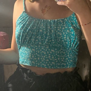 Linne från New yorker  - Detta linne köpte jag från new yorker och är använd ca 2 gånger under kort tid, säljer pga använder det inte och det är i storlek s men passar mig som är xs, det kostar 20kr plus frakten som e 25💕 den har inga skador och är hel och fin! Köp sker via Instagram eller här på Plick! Kram ines 💕