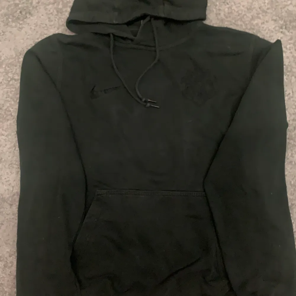 En svart AIK hoodie ifrån AIKs shop köpte för ca 2 år sen men kommer inte till användning, storlek M men skulle säga att den sitter mer som en S. Köpte för kanske runt 400kr. Hoodies.