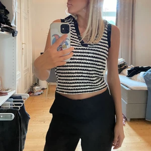 Stickad topp  - Superfin lätt stickad topp i svart och vitt, passar både till vintern med en kofta eller till sommaren. Köpt på stradivarius i storlek S, säljer då den inte kommer till användning 
