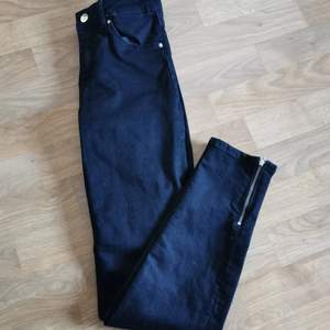 Svarta jeans med dragkedjor. Storlek 36