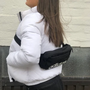 Vit jacka - Snygg clean Vit vinterjacka !💖 Säljes pga använder inte. Strl XS/ S. Är varm och passar till det mesta!