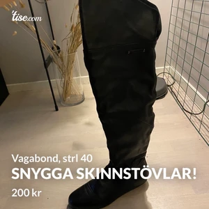 Skinnstövlar från Vagabond - Jättesnygga stövlar i skinn från Vagabond!  Perfekta till hösten och vintern!  Jag har bara provat dem och sen har de inte blivit använda.  De mäter 58 cm från sula till längst upp, se bild 4.  Hämtas hos mig på Fridhemsplan eller skickas för 66 kr 💌  #stövlar #lyxshopping #svarta #skinn #höga #boots #flat #vagabond #höst #vinter #oanvända