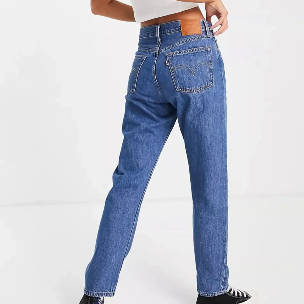 Säljer mina sparsamt använda levis 501 cropped jeans. Jeansen är i nyskick och i stl w25 och l28. Köpta på levis butiken. Vid intresse kan jag skicka fler bilder. . Jeans & Byxor.
