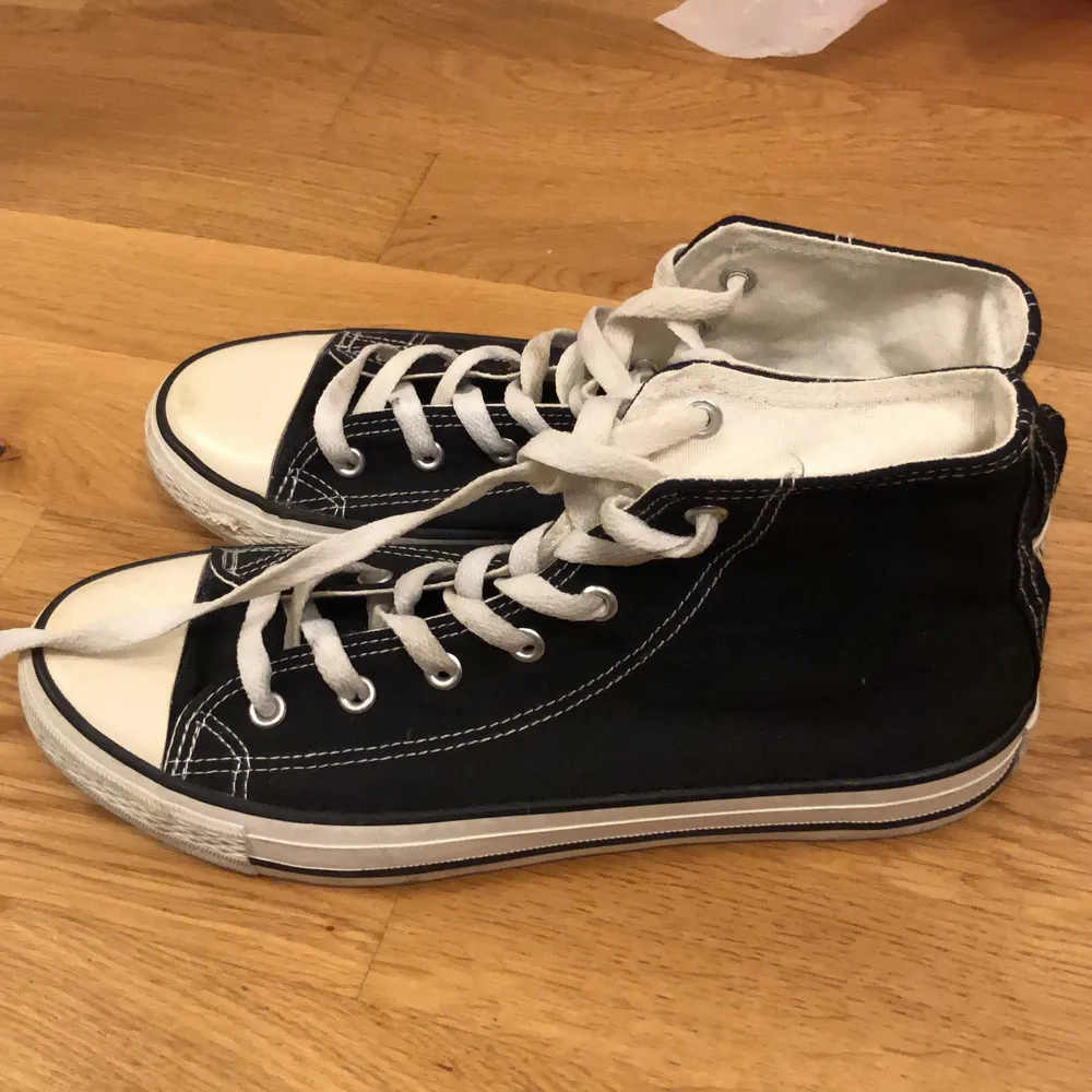 Converse skor i storlek 7,5 (41) funkar till både tjejer och killar!. Skor.