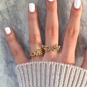Populära ringar som äntligen är tillbaka! ✨ De är guldpläderade och passar till allt! ⚡️ 99kr/st (Swipea för att se vilka som finns kvar, begränsat antal)