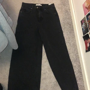 Jeans från pull&bear - Snygga jeans i strlk 34 men dem är för korta på mig som är 173 :(