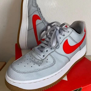 Nike Airforce1 - Nike Airforce1 ' 07 || 620 kr Storlek 42,5 'wolf Grey, university red' Skick: 7,5/10  FINND KVAR