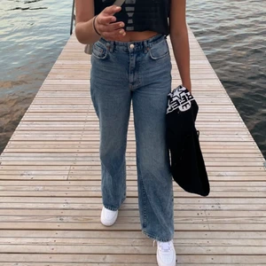 Jeans - Säljer nu dessa jeans från Gina tricot då dem inte kommer till användning längre. Inga slitningar alls utan ser jätte fina ut! Storlek 38, jag själv är 179cm.