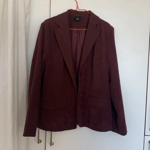 Kavaj  - kavaj med broderade detaljer. Jättefin men har inte kommit till användning för mig. Storleken är 42 men passar mig som har 40. Beror på hur man vill att den sitter. 