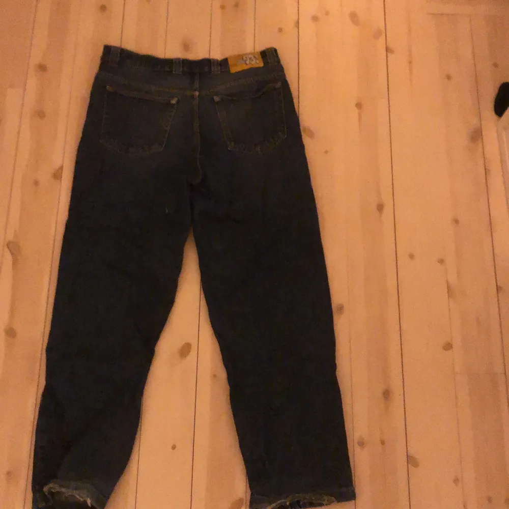 Baggy polar jeans i mörkblå färg,använda en del men inga hål eller defekter.. Jeans & Byxor.
