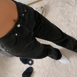 Svarta jeans - Köpta på nakd i strl 36. Dem är långa i benen och lägger sig snyggt över skorna. Knappt använda 