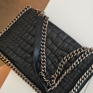 ZARA väska - Superfin. Köpt för 1200kr för ett tag sen, säljer för 400kr