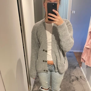 Mjuk kofta!!! - Sååå mjuk kofta som är lite längre i modellen. Aldrig använd🖤💜🖤