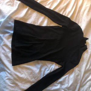 Svart polotröja  -  Skön polotröja som inte är använd tillräckligt. Har bara inget som passar i den. 