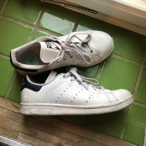Stan Smiths - Stan Smith vegan storlek 36 2/3. Tyvärr är skorna 1/2 storlek för småa för mig så har inte använt dom  tillräckligt. 