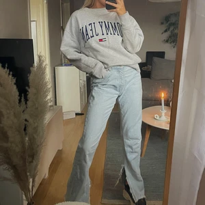 TOMMY JEANS Vintage Collageshirt - Väldigt ball vintage retro Tommy Hilfiger sweatshirt som inte går att köpa längre ❤️‍🔥 Herr tröja i grunden men den är unisex eftersom den passar för alla ⚡️✨💫 Säljer vid bra bud hihi ❤️‍🔥