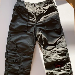 Dang STHLM ONYX pant - SÅ SNYGGA cargo byxor i grönt med detaljer, tyvärr har dem blivit för små. Jättesköna och luftiga, använda fåtal gånger. Strl: S men passar även M! 