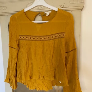 Blus  - Vacker bohemisk blus i storlek 34 men känns mer som en 36a.