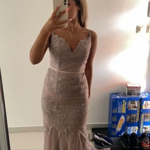 Klänning  - Säljer min super fina klänning som köptes på dressroom linne i Göteborg. Klänningen köptes för 3500kr och är i storlek 34/36. Jättefint skick och formar kroppen bra!!🤍 mitt pris:1000kr. Dustbag till klänningen medföljer med galej 🎀