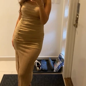 Klänning  - Säljer min jättefina klänning från prettylittlethings i storlek 34/36. Klänningen har aldrig används och är helt ny!!💗 kontakta mig vid fler bilder & videos!🤍