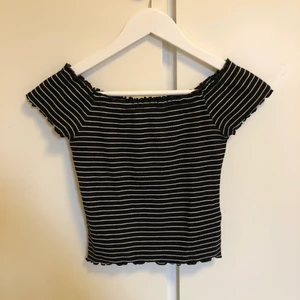 Randig Ribbad Topp - Kort ribbad topp med sk. lettuce hem i alla kanter. Kan bäras off shoulder, men även som vanligt. Från Gina Tricot i storlek S. Använd max tre gånger. Samfraktar gärna.