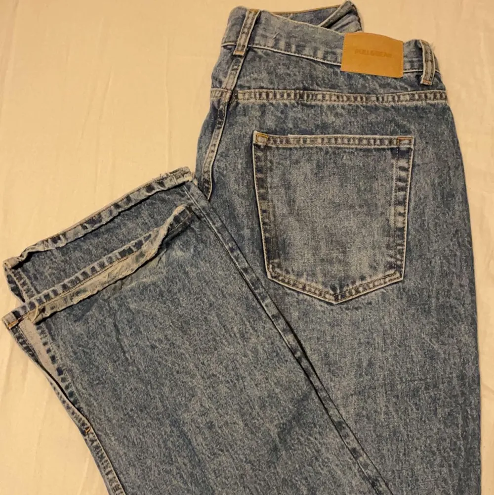 Säljer dessa jätte coola bootcut jeans med slits ned till och hål vid knäna. De har tyvärr lite slitningar nedtill vid benen men annars är de i jättefint skick😊 (ville få med så mycket av byxan på första bilden därför den kan se konstig ut)💕. Jeans & Byxor.