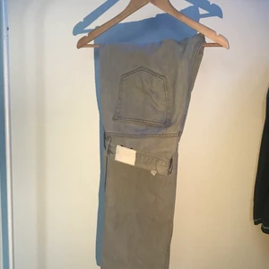 Weekday Jeans - Gråa jeans köpte för nån månad sen från Weekday i storlek 28/30. Modellen heter Space Relaxed Jeans och kostar 600kr. Inga defekter, skön baggy fit. (Obs ej strukna/tvättade på sista bilden)