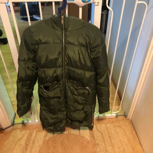 Grön Jacka - Grön barnjacka, storlek 34/XS, ser nästan nytt ut