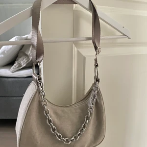 Axelväska  - Axelväska från Weekday! Aldrig använd. Köpt för 399kr för ungefär en månad sedan💕