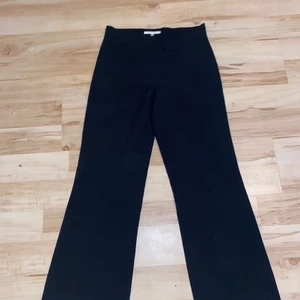 Svarta kostymbyxor! - Dom är väldigt fina och ej använda bara testade! Dom passade mig bra när jag hade S / 36. I bra k skick inget slitage!