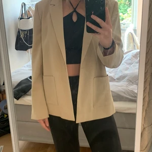 Beige blazer från Vila - Beige blazer från Vila med fickor. Nyskick 💕