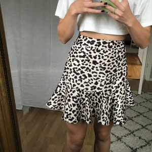 Snygg volangkjol  - Säljer denna fina oanvända kjol ifrån NewYorker! Nypris 160kr. Finns dragkedja på sidan:)