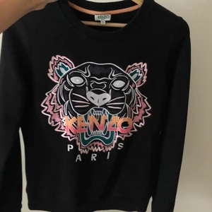 Tröja från Kenzo - Tröja från Kenzo (äkta). Storlek S, men skulle även kunna passa XS beroende på hur man vill att den ska sitta. Nypris 2000kr. Finns att hämta i Göteborg annars står köparen för frakt! 😊💕