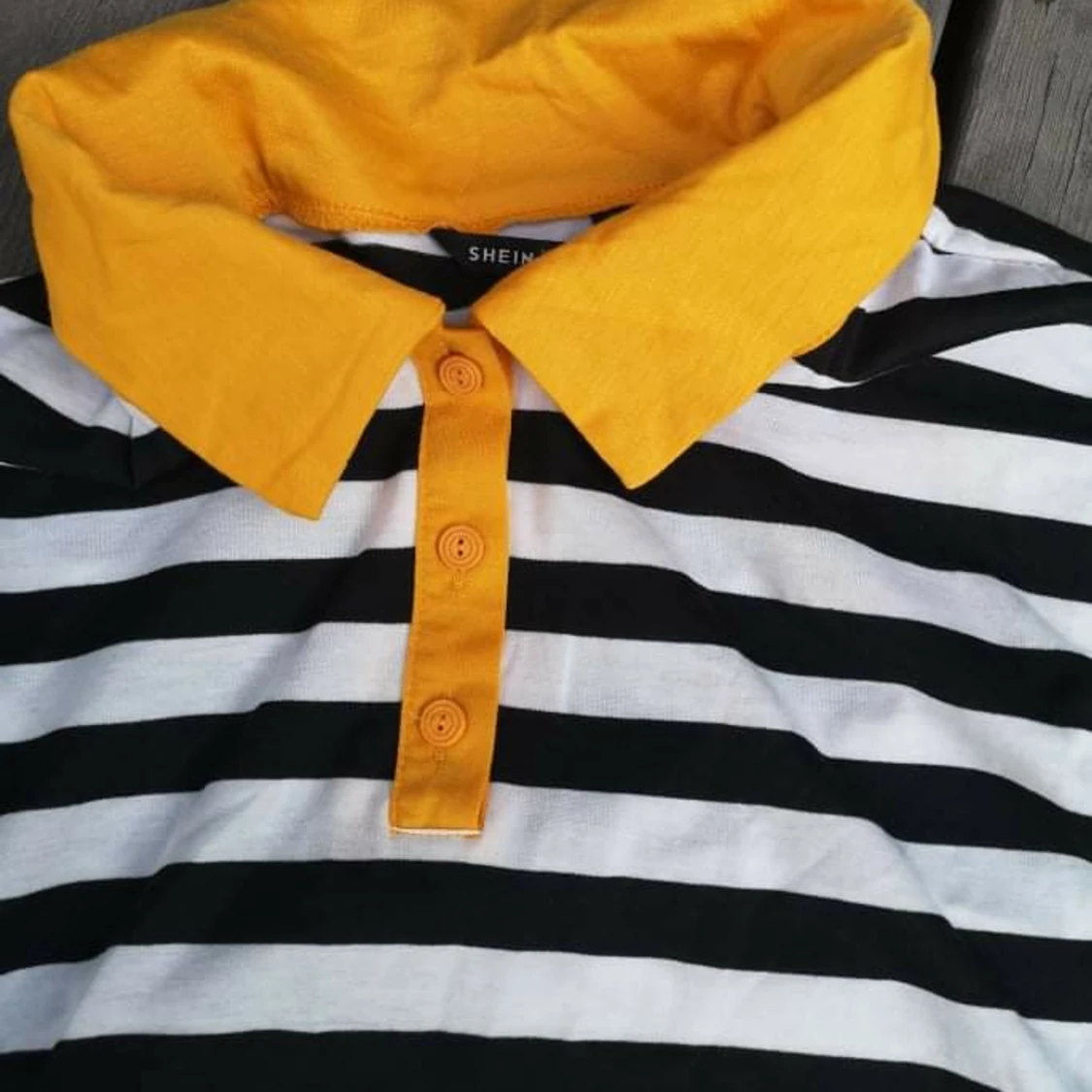 Randig skjorta med gul krage  - 90