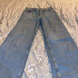 Populära monki jeans i strl 36. På gränsen till korta för min smak. Knappt använda, bra skick. (Inte säker på om jag ska sälja)