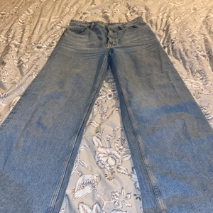 Monki jeans - Populära monki jeans i strl 36. På gränsen till korta för min smak. Knappt använda, bra skick. (Inte säker på om jag ska sälja)