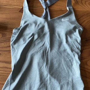 Nike träningslinne - Träningslinne / tennislinne med inbyggd sport-bh 