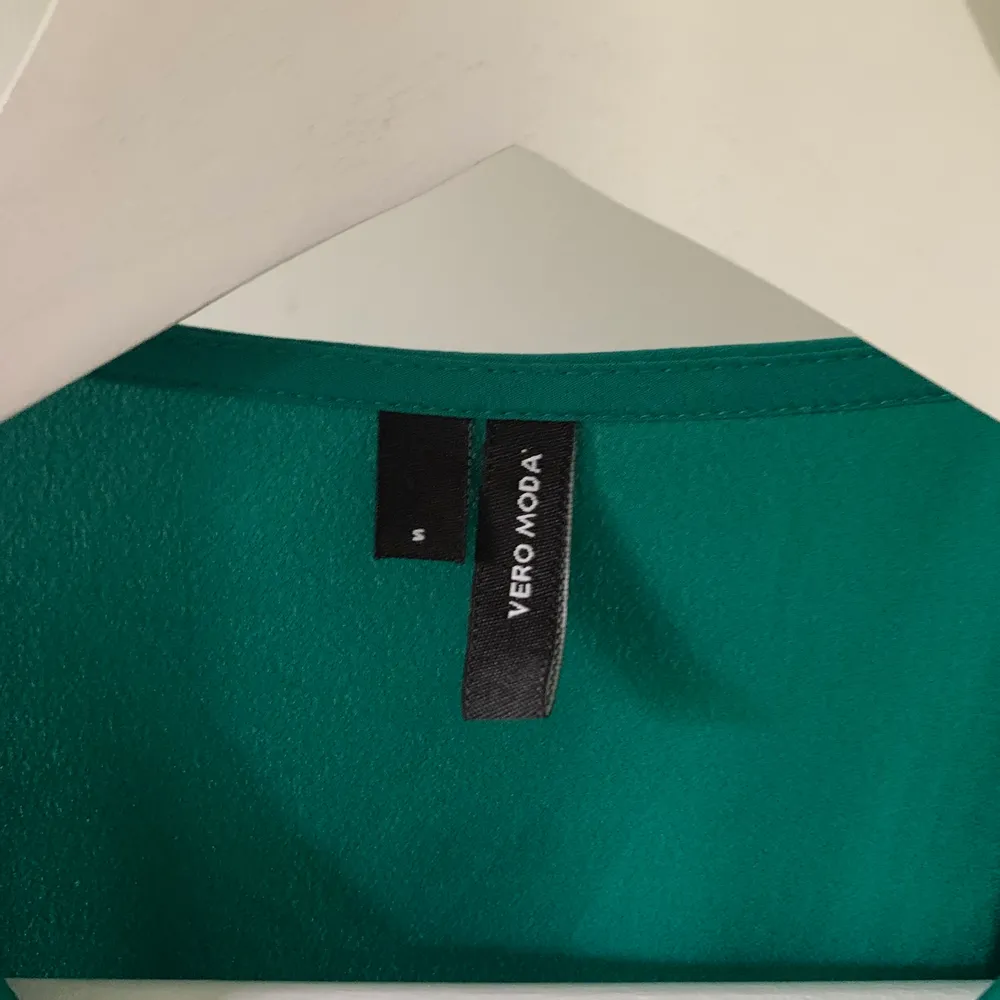 Grön söt ’wrap upp’ klänning från Vero Moda  Strl: S.  Pris: 100 + 66kr 100% polyester.  Använd endast ett fåtal gånger. Inget att anmärka på. . Klänningar.