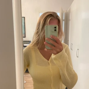 Gul kofta från Asos - Säljer denna söta koftan från Asos som endast använts några få gånger. 