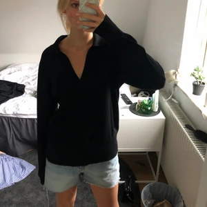 Svart stickad tröja  - Svart stickad tröja med krage, helt oanvänd med prislapp kvar!!!