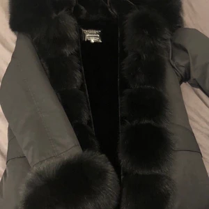 Fatima parka jacka  - Äkta päls storlek M, jätte varm jacka. Jackan är köpt från butikgaroff för 4000 kr. Endast använd 2 månader
