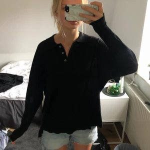 Svart stickad tröja Zara - Svart tunn stickad tröja med krage, från Zara!!