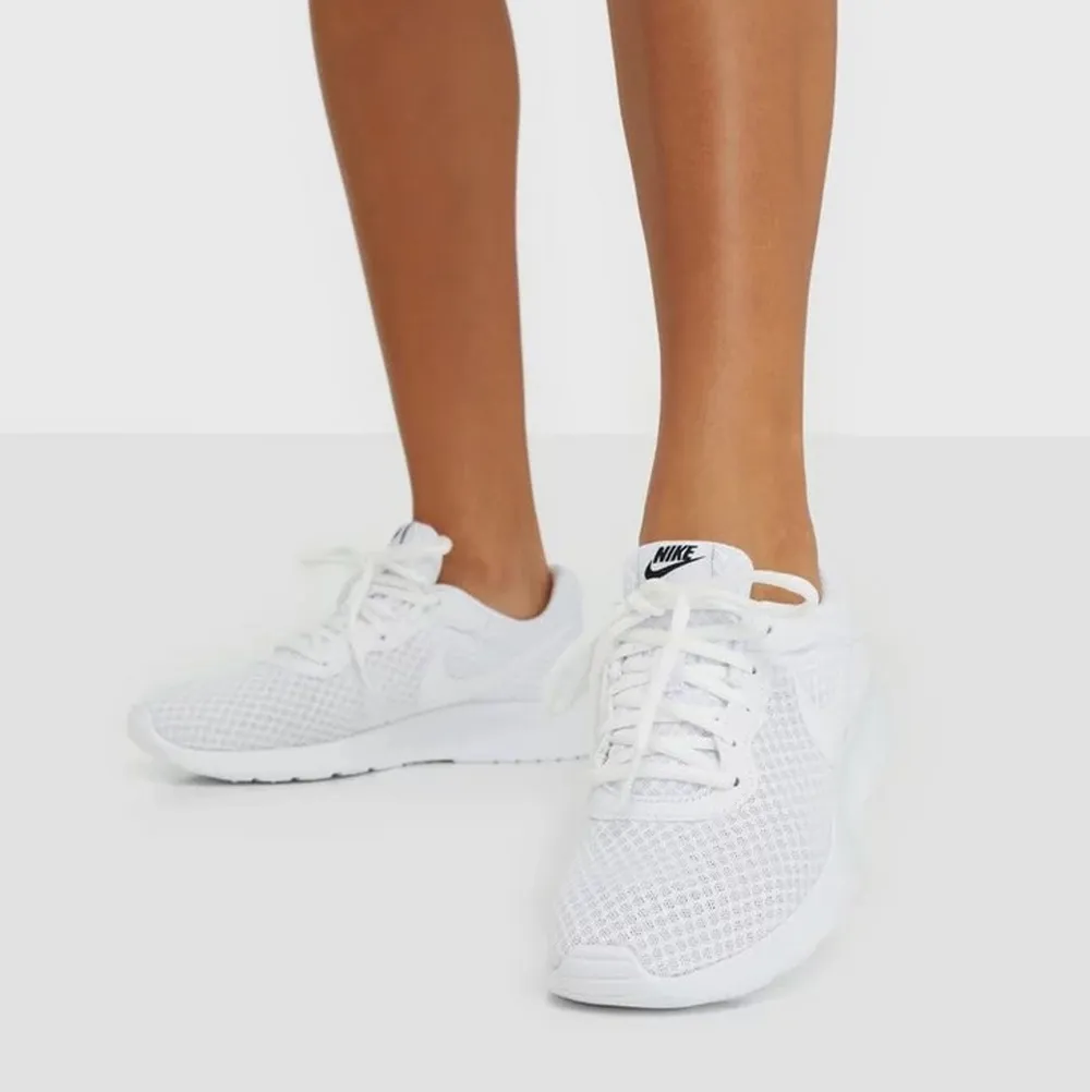 Säljer nu dessa Nike skor, jätte sköna att ha på sig, knappt använda. Kan gå ner i pris vid snabb affär. Skor.
