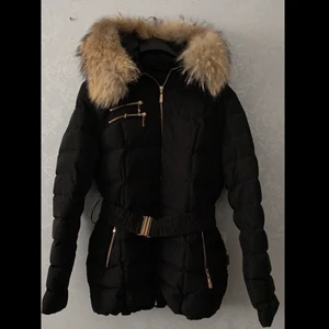 Hollies Jacka  -  Har inte använt den så mycket. Minst 5-7 gånger annars har den bara legat i garderoben ganska länge.     Har även gått ner i vikt vilket gör att den är för stor  