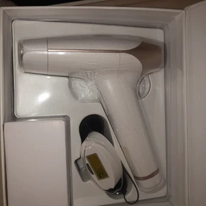 Lasermaskin och aniskts/porpeeling, - Helt ny laser maskin och ansiktspeeling, djuptengörare. Allt medföljer och är oanvänt. Pris diskuteras vid snabbaffär.