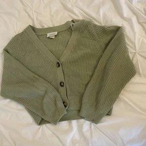 Stickad tröja - En super fin pastelgrön stickadtröja med knappar från Monki i stl XS❤️