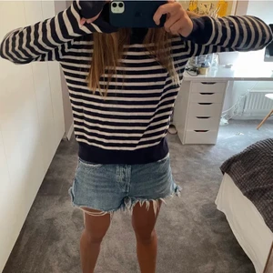 Randig tröja  - SLUTSÅLD eftertraktad tröja, knappast använd så i mycket bra skick🤍 Storlek M men sitter som en S då jag brukar ha XS eller S 